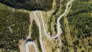 山间蜿蜒公路俯瞰美景