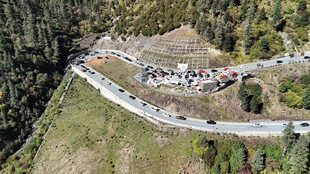 蜿蜒公路穿行于山林间