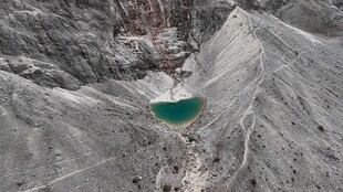 山间幽蓝湖泊景观