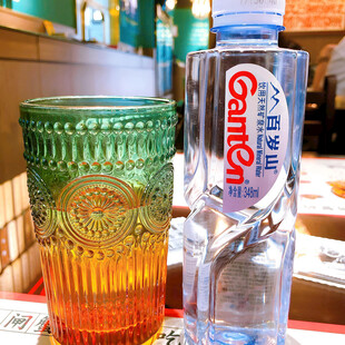 玻璃杯与矿泉水瓶