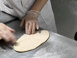 揉制面饼