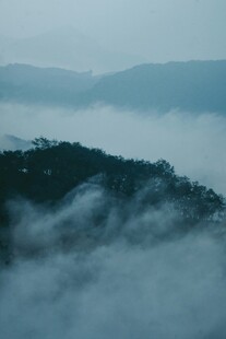 山间云海缭绕的绝美景致