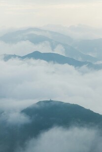 云海中的山峦美景