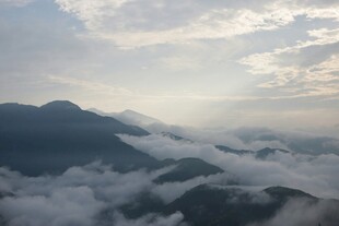云海中的山峦美景