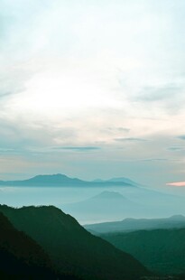 山间晨雾中的壮美景色