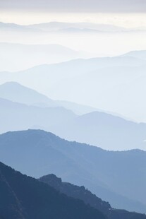 山峦叠嶂的朦胧美景