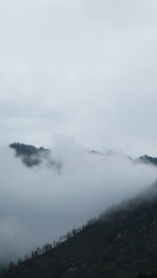 云雾缭绕的山峦美景