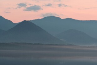 日出时分的朦胧山峦