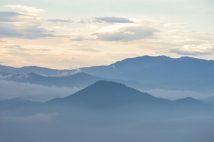 山间晨雾中的朦胧山脉