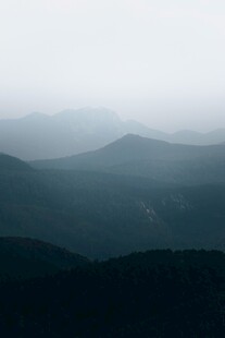 雾霭中的层峦叠嶂