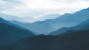 连绵山脉的壮丽景致