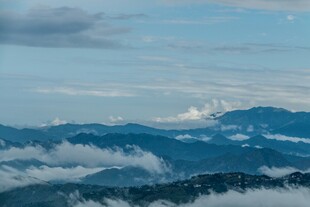 云海环绕的壮丽山峦