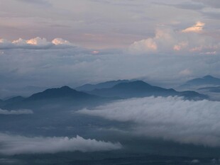云海中的山峦美景