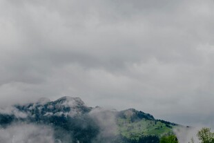 云雾缭绕的山峦美景