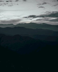 云雾缭绕的山峦景色
