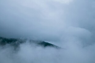 云雾缭绕的山峦美景