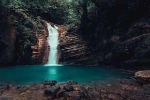 山间瀑布美景