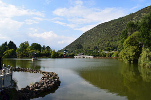 湖畔青山