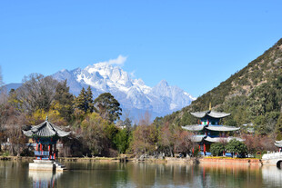 湖畔雪山