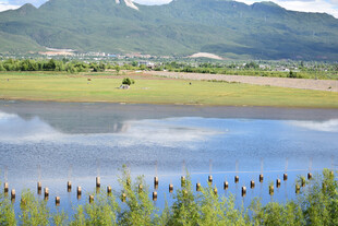 湖畔青山绿水