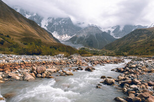 山间溪流