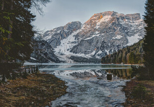 雪山湖泊