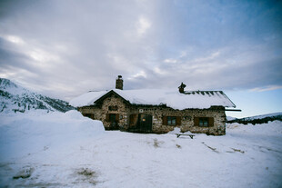 雪覆小屋