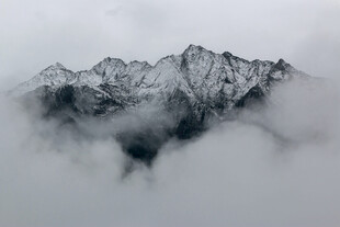 云雾雪山