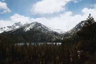雪山湖泊