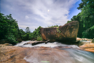 山间溪流