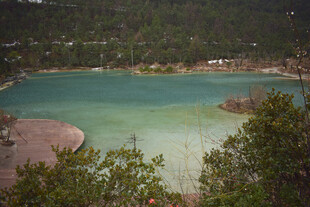 山间碧湖