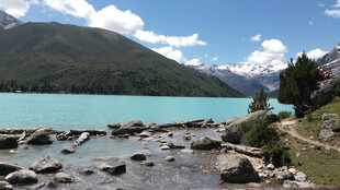 湖水远山