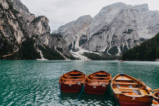 湖畔山景