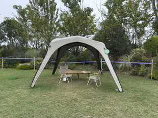 户外草坪上的拱形帐篷桌椅