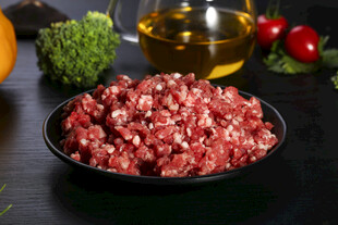 新鲜剁碎牛肉