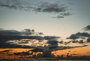 黄昏时分的绚烂天空