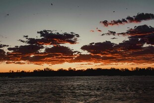 夕阳下的绚烂天空与水域