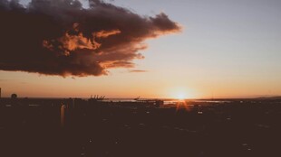 日落时分的绚烂天空