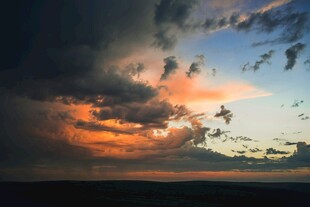 夕阳下的壮丽天空景观