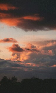 日落时分的绚烂天空