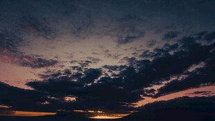 黄昏时分的绚丽天空