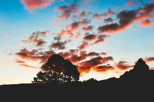 夕阳下的山峦与绚丽云彩