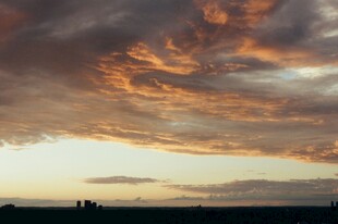 夕阳下绚烂的天空美景