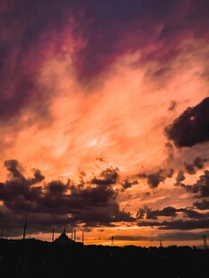 绚丽晚霞下的壮美天空