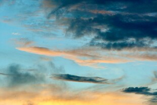 夕阳下的绚丽天空