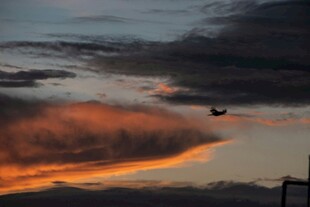 夕阳下天空中的飞行飞机