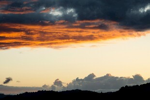 壮丽晚霞下的山峦剪影