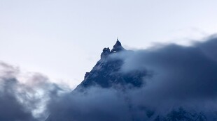 云雾缭绕中的巍峨山峰