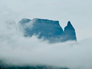云雾缭绕中的巍峨山峰