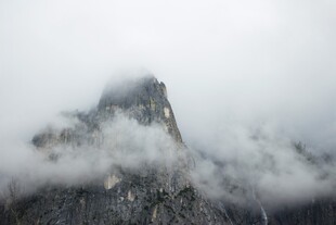 云雾缭绕的巍峨山峰
